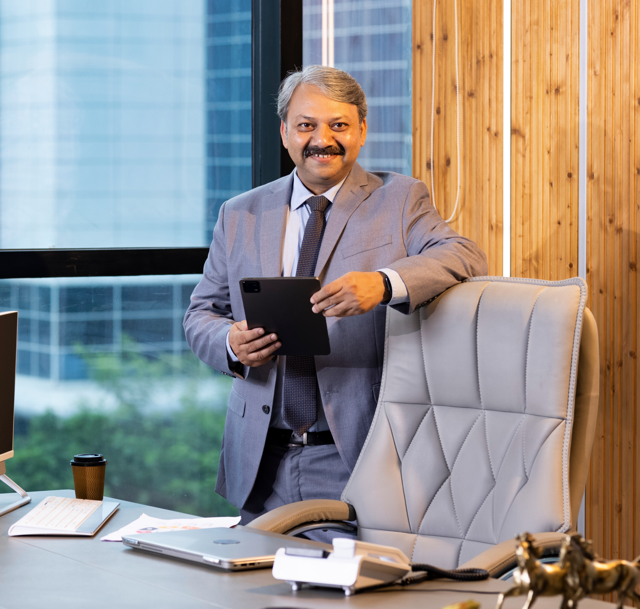 Leader image